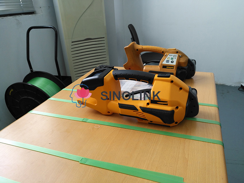 Machine de cerclage à poignée semi-automatique