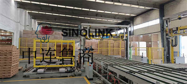 Type d'agrafe ajoutant automatiquement le bloc en bois et la petite machine de cerclage faisante le coin