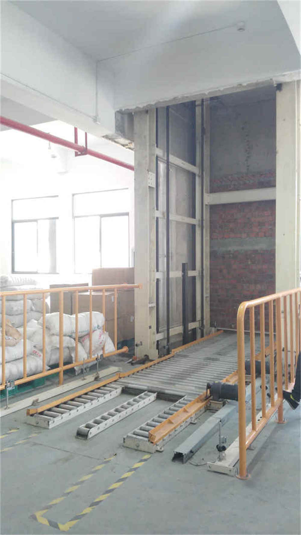 Convoyeur de levage vertical sans pilote entièrement automatique pour charges lourdes