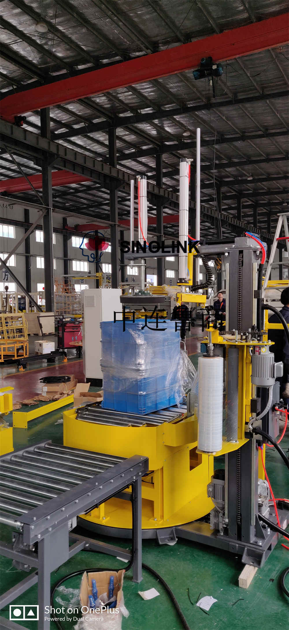 Machine à enveloppement d'étirement automatique sans plateau en ligne