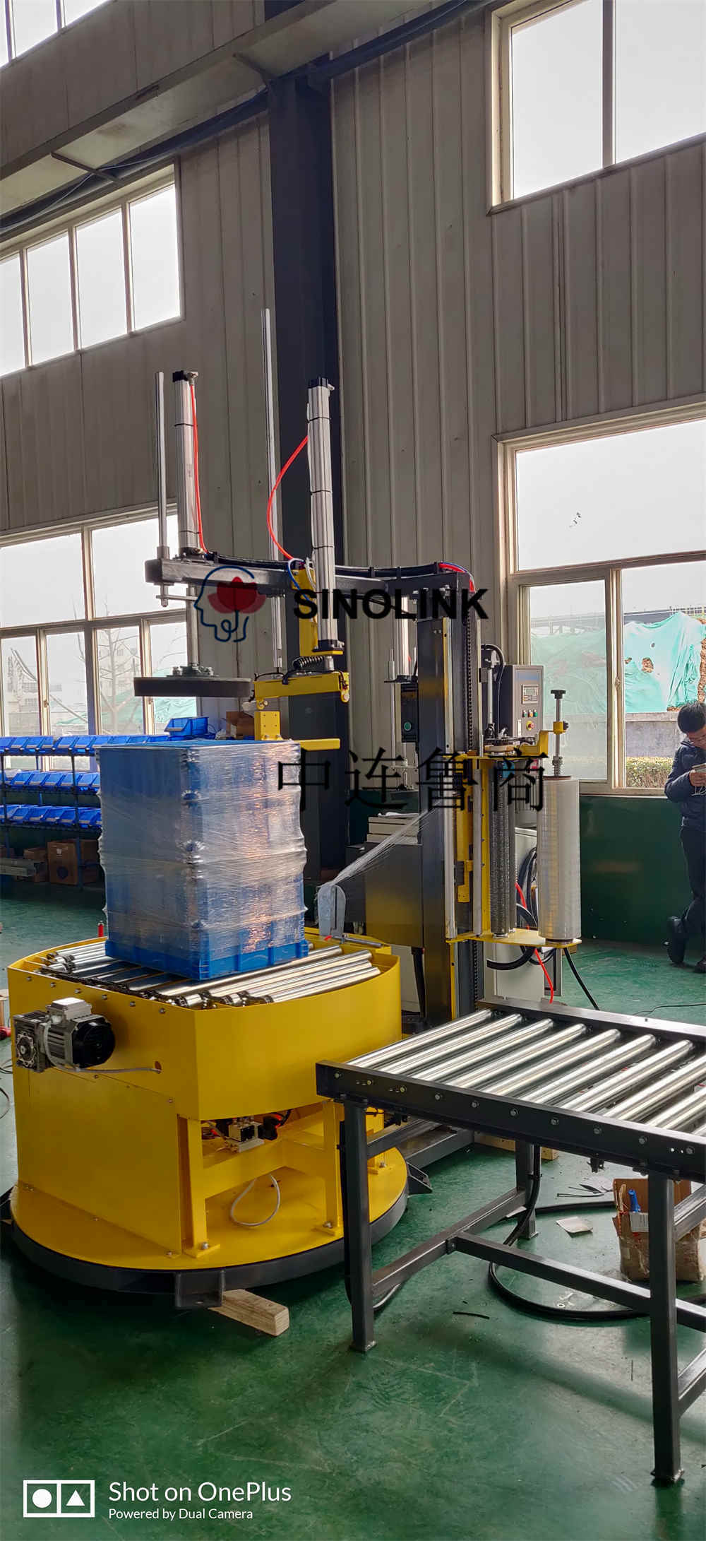 Machine à enveloppement d'étirement automatique sans plateau en ligne