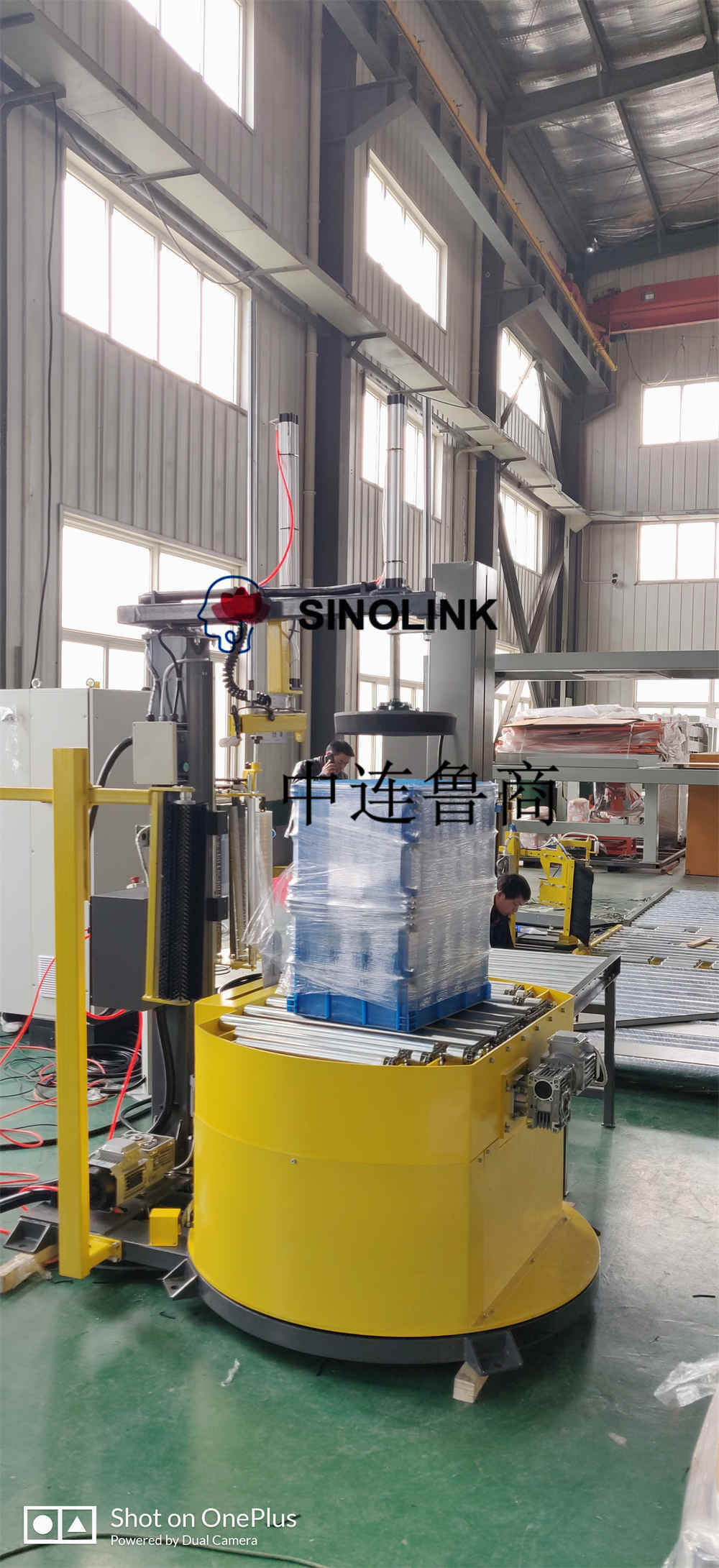 Machine à enveloppement d'étirement automatique sans plateau en ligne