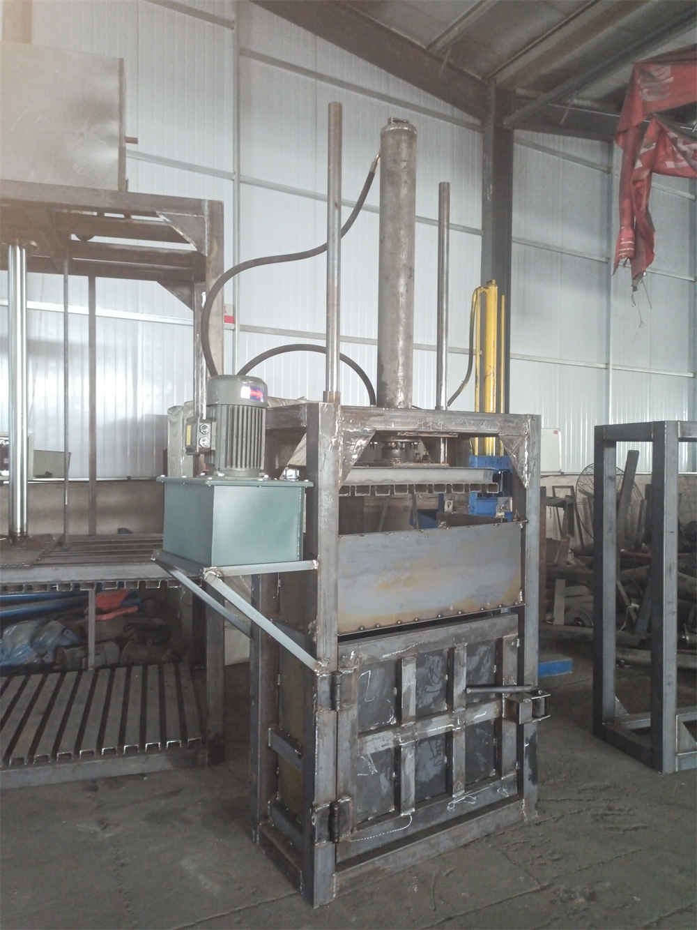 Presse à balles hydraulique entièrement automatique