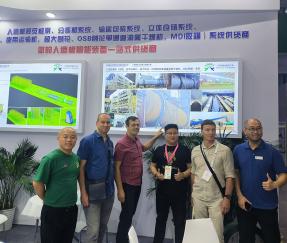 Des clients pakistanais discutent du système de tri automatique et de stockage d'emballages pour les cartons artificiels