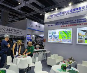 Des clients russes discutent de la technologie et des activités d'une ligne d'emballage automatique pour l'industrie des panneaux artificiels lors d'une exposition sur le travail du bois