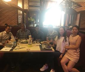 Un fonctionnaire du gouvernement du Bangladesh examine des marchandises pour une machine à bagages