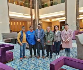 Clients du Bangladesh pour la signature de l'accord sur la commande de 60 ensembles de plate-forme élévatrice automatique 1