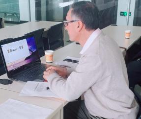 Clients de l'Équateur pour avoir signé l'accord sur la commande d'un projet de système d'emballage automatique d'empilage, de regroupement, d'enroulement et de protection des coins