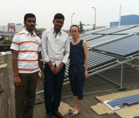 Clients indiens aidant à l'achat de produits Solor