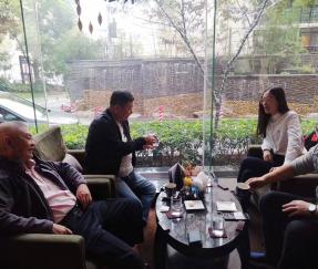 Clients de Singapour pour avoir signé l'accord sur la commande de 10 ensembles d'emballage automatique à plateau tournant avec distributeur supérieur de moutons