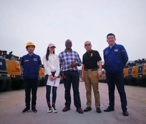 Clients du Zimbabwe, aidant le client à signer l'accord sur la commande de machines de construction en un seul lot en 2018