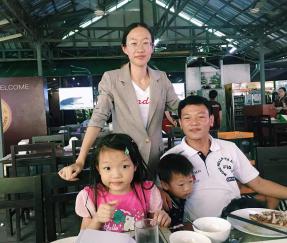 Visite d'un client du Laos pour de nouveaux projets d'emballage étirable à bras rotatif automatique