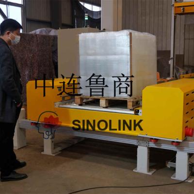 L'ingénieur du client examine la machine