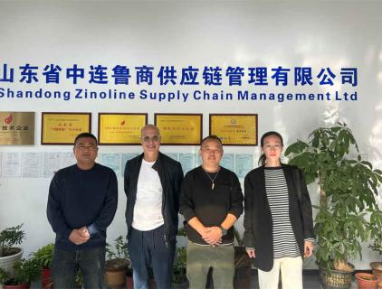 Machine d'emballage pour portes et fenêtres non standard