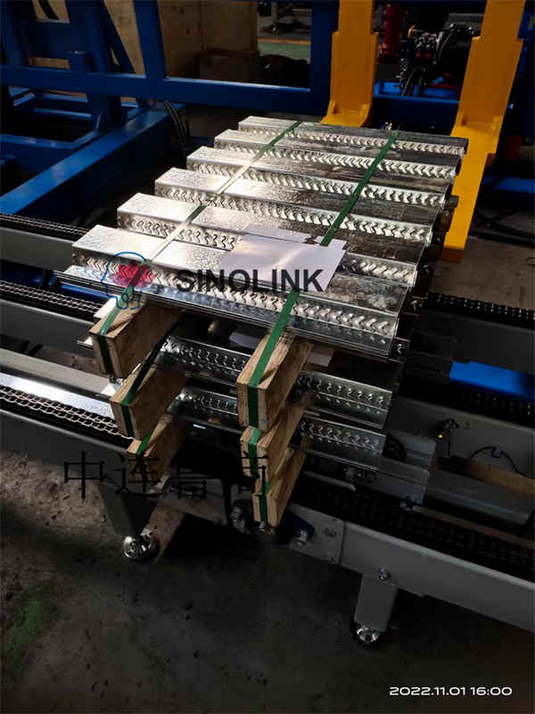 Type de clip automatique Tuile en acier de couleur (plaque profilée) Matériaux de construction Blocs en bois Système de cerclage Automatic Clip Type Color Steel Tile (Profile Plate) Building Materials Wooden Blocks Strapping System