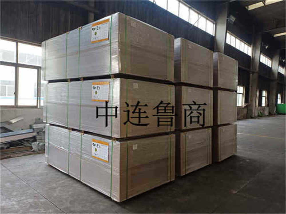 Système d'emballage intelligent pour les planches en bois fabriquées