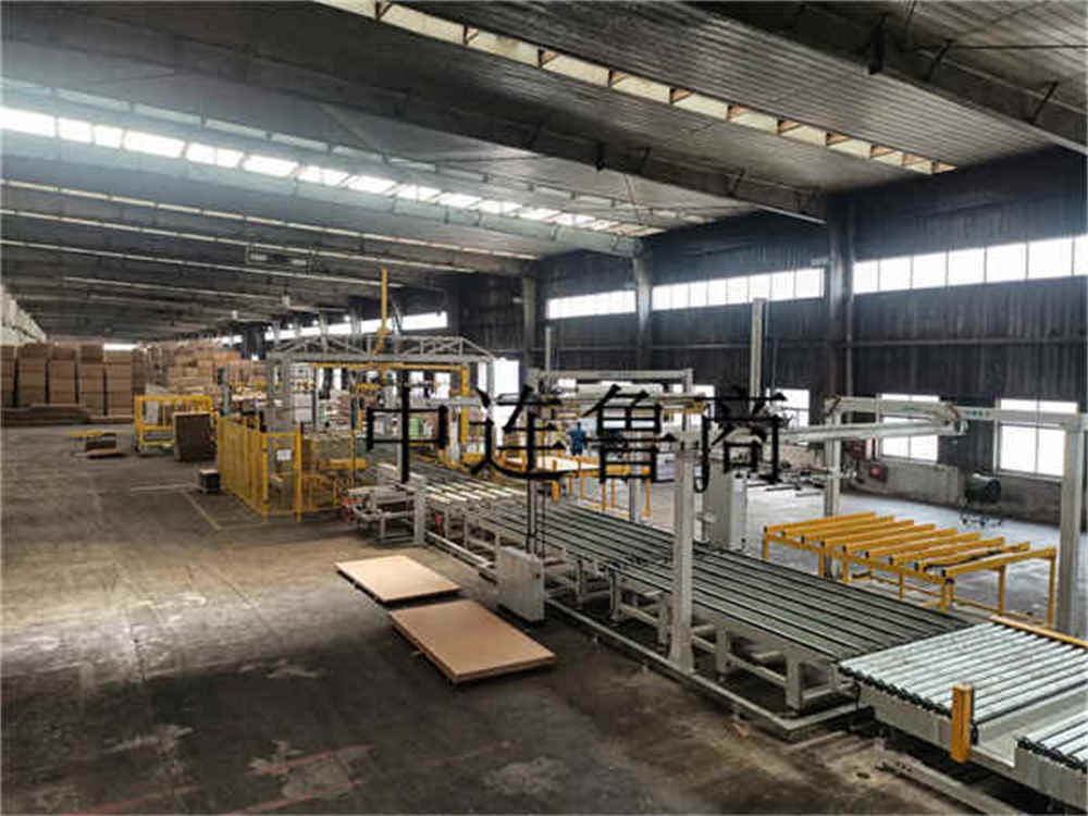 Système d'emballage intelligent pour les planches en bois fabriquées