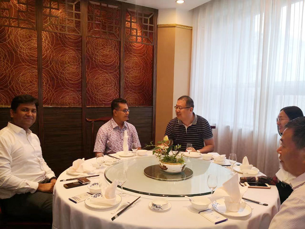 Clients du Bangladesh pour avoir signé l'accord sur la commande de 30 ensembles d'emballage de palettes Clients From Bangladesh For Signing The Agreement On The Order Of 30 Sets Pallet Wrapper