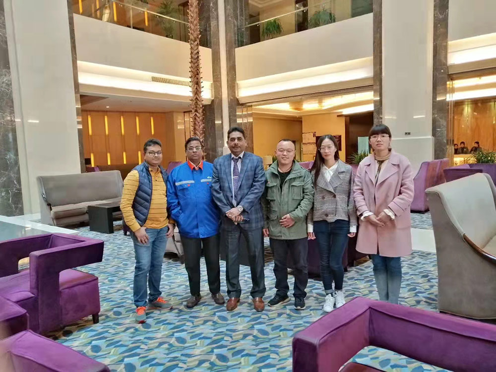 Clients du Bangladesh pour la signature de l'accord sur la commande de 60 ensembles de plate-forme élévatrice automatique Clients From Bangladesh For Signing The Agreement On The Order Of 60sets Automatic lifting platform