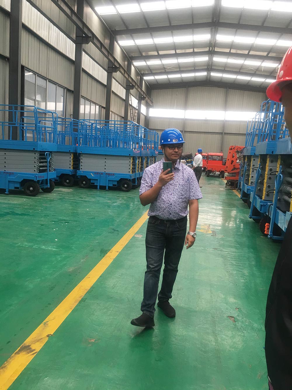 Clients du Bangladesh pour la signature de l'accord sur la commande de 60 ensembles de plate-forme élévatrice automatique Clients From Bangladesh For Signing The Agreement On The Order Of 60sets Automatic lifting platform