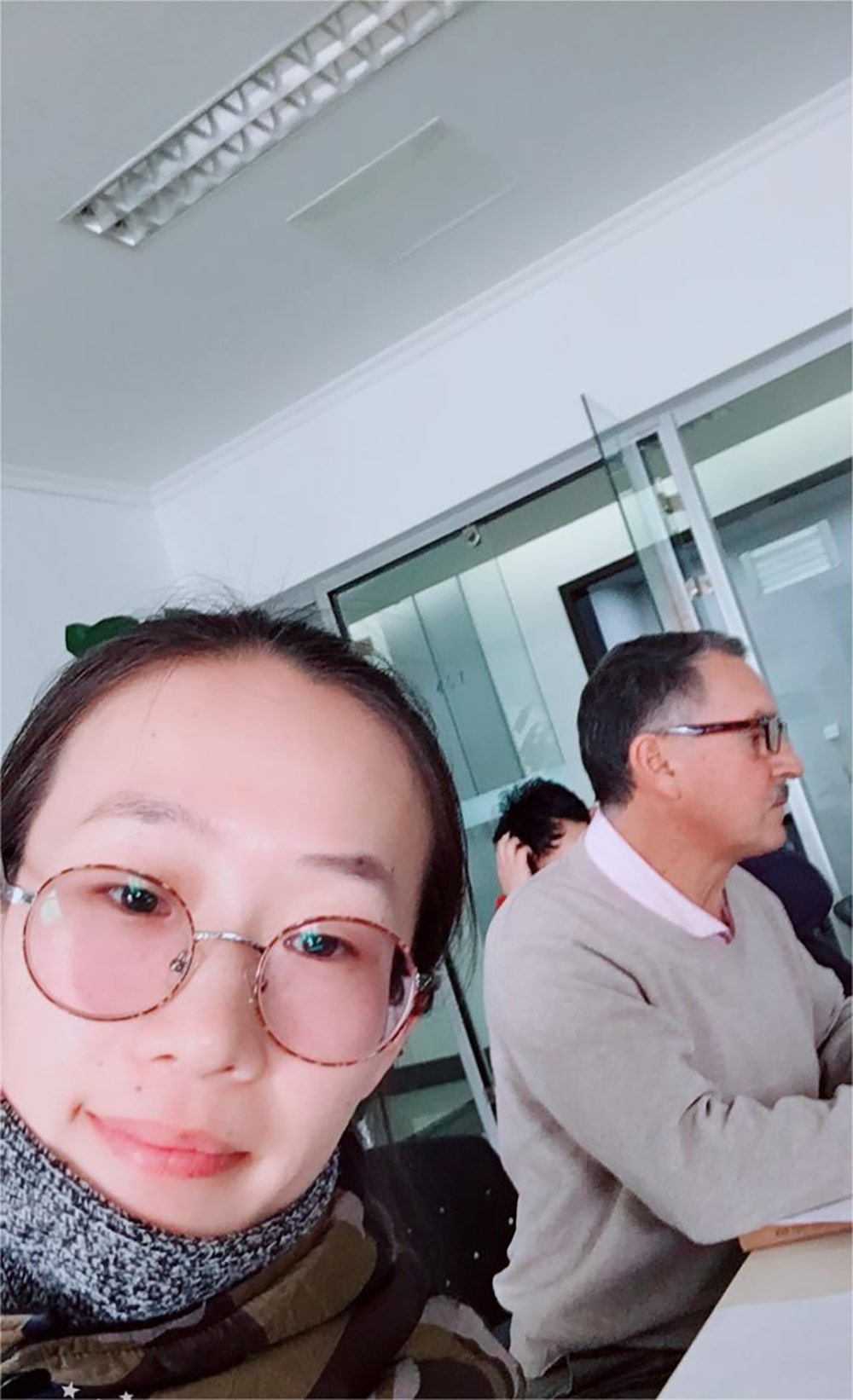 Clients de l'Équateur pour avoir signé l'accord sur la commande d'un projet de système d'emballage automatique d'empilage, de regroupement, d'enroulement et de protection des coins Clients From Ecuador For Signing The Agreement On The Order Of Project Of Automatic Stacking, Bundling, Winding and Corner Protection Packaging System