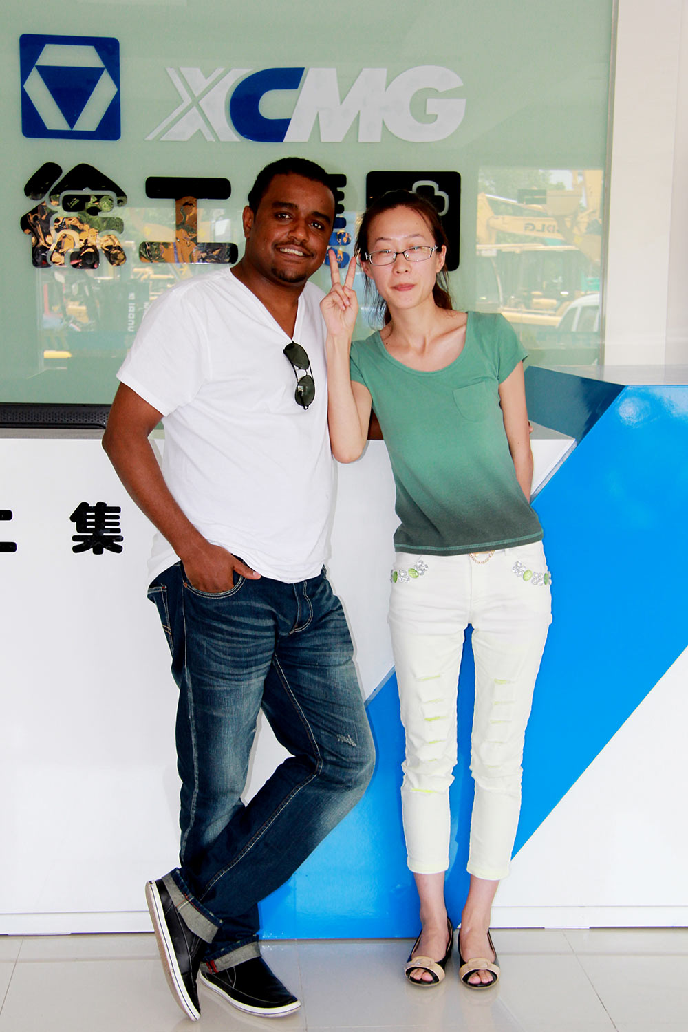 Des clients éthiopiens signent un contrat pour un rouleau de construction Clients From Ethiopia Signing Contracting For Construction Roller