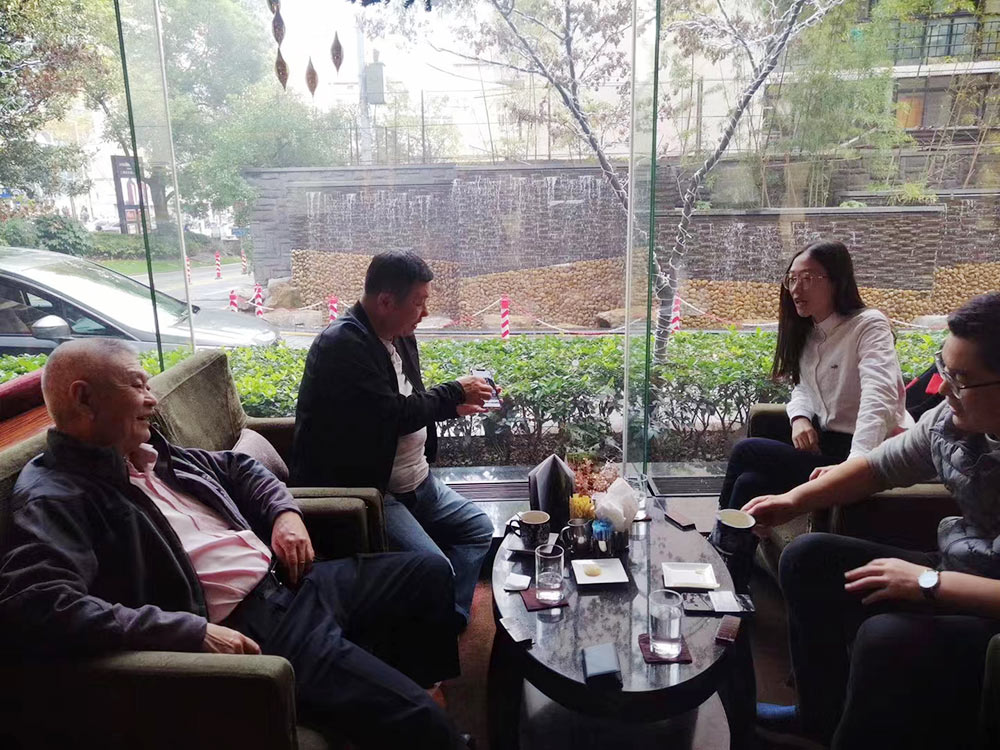 Clients de Singapour pour avoir signé l'accord sur la commande de 10 ensembles d'emballage automatique à plateau tournant avec distributeur supérieur pour moutons Clients From Singapore For Signing The Agreement On The Order Of 10sets Automatic Turntable Wrapper With Top Sheep Dispenser