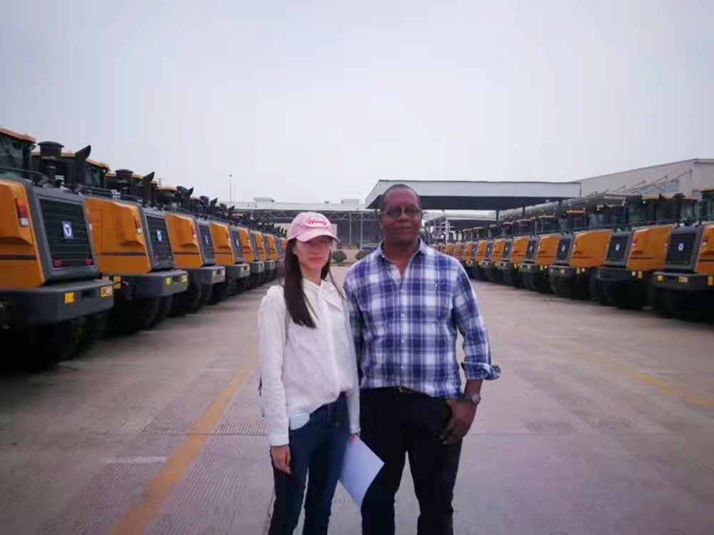 Clients du Zimbabwe, aidant le client à signer l'accord sur la commande de machines de construction en un seul lot en 2018 Clients from Zimbabwe,Helping Customer signing the agreement on the order of One Batch Construction Machines In 2018