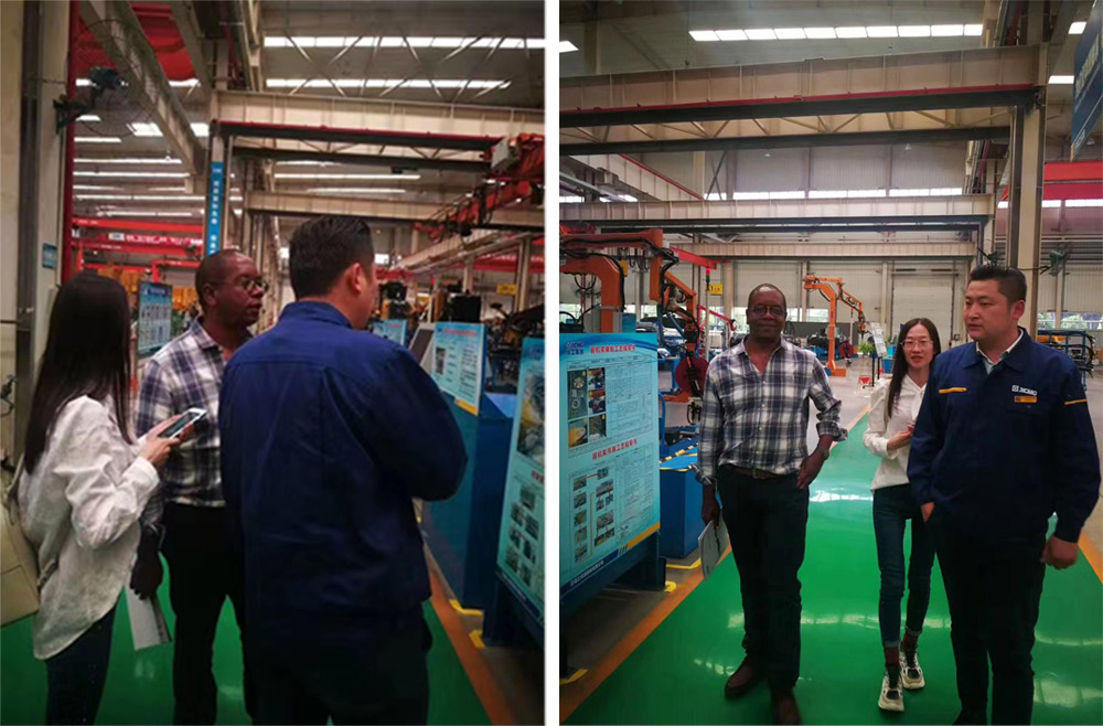 Clients du Zimbabwe, aidant le client à signer l'accord sur la commande de machines de construction en un seul lot en 2018 Clients from Zimbabwe,Helping Customer signing the agreement on the order of One Batch Construction Machines In 2018