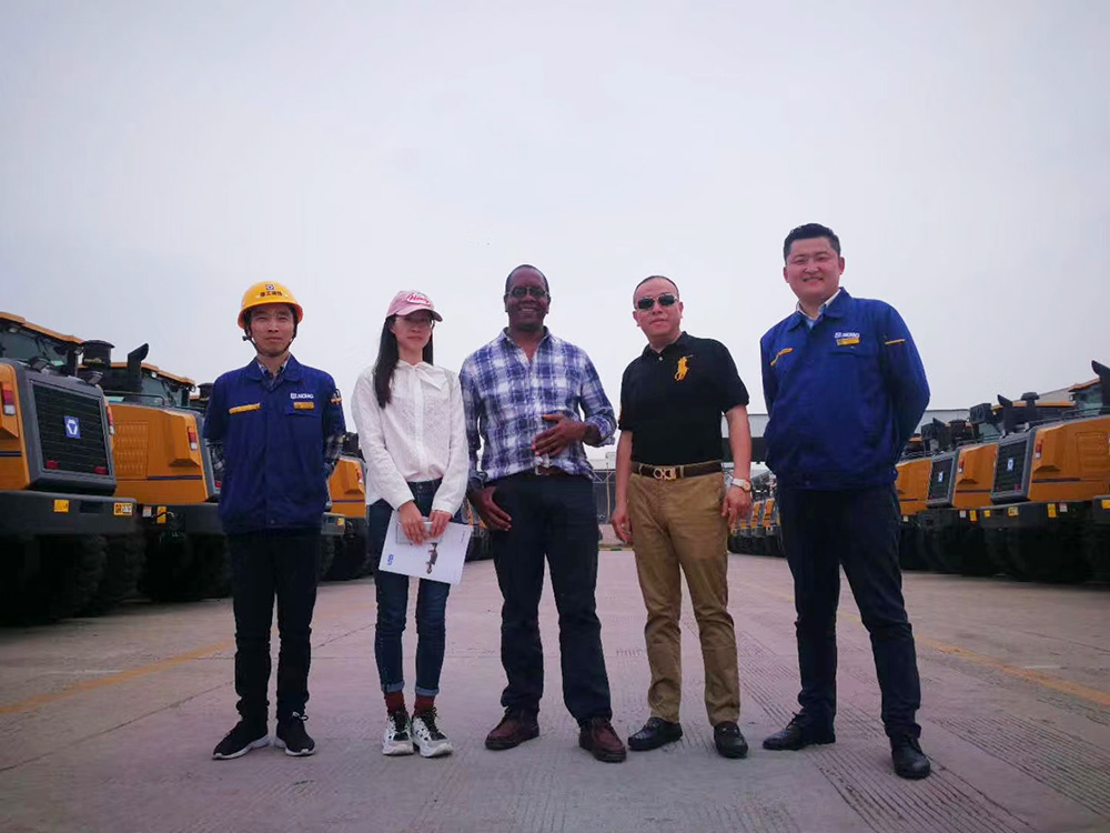 Clients du Zimbabwe, aidant le client à signer l'accord sur la commande de machines de construction en un seul lot en 2018 Clients from Zimbabwe,Helping Customer signing the agreement on the order of One Batch Construction Machines In 2018