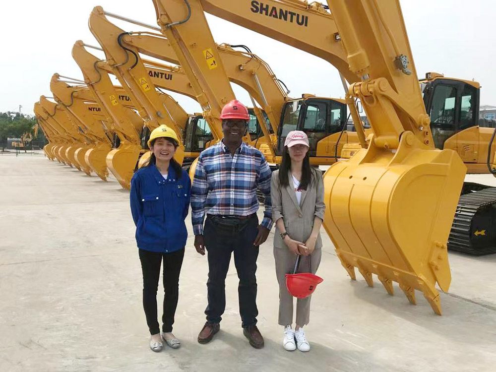 Clients du Zimbabwe, aidant le client à signer l'accord sur la commande de machines de construction en un seul lot en 2018 Clients from Zimbabwe,Helping Customer signing the agreement on the order of One Batch Construction Machines In 2018