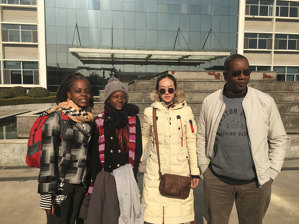 Clients du Zimbabwe, aidant le client à signer l'accord sur la commande de machines de construction en un seul lot en 2018 Clients from Zimbabwe,Helping Customer signing the agreement on the order of One Batch Construction Machines In 2018