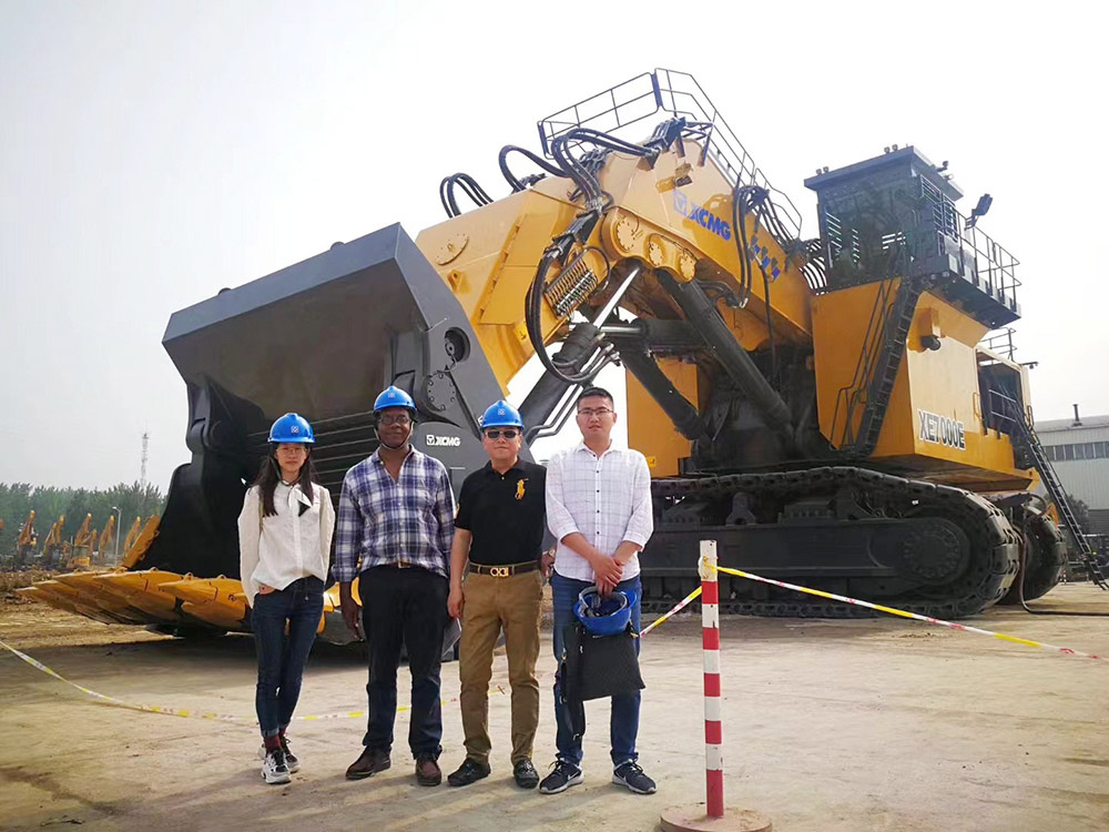 Clients du Zimbabwe, aidant le client à signer l'accord sur la commande de machines de construction en un seul lot en 2018 Clients from Zimbabwe,Helping Customer signing the agreement on the order of One Batch Construction Machines In 2018