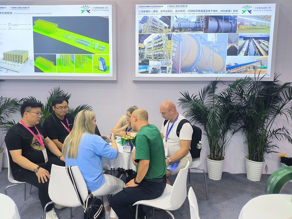 Des clients russes discutent de la technologie et des activités d'une ligne d'emballage automatique pour l'industrie des panneaux artificiels lors d'une exposition sur le travail du bois