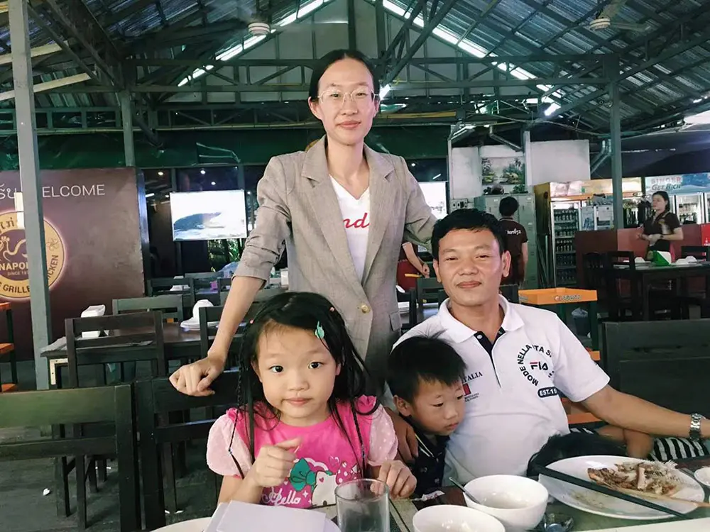 Visite d'un client du Laos pour de nouveaux projets d'emballage étirable à bras rotatif automatique Visiting Laos Customer For New Projects Of Auto Rotary Arm Stretch Wrapper
