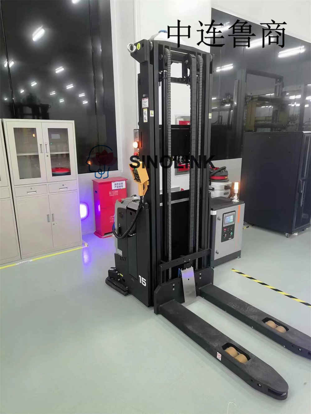 Robots mobiles autonomes (AMR) dans la manutention Autonomous Mobile Robots (AMRs)in Material Handling