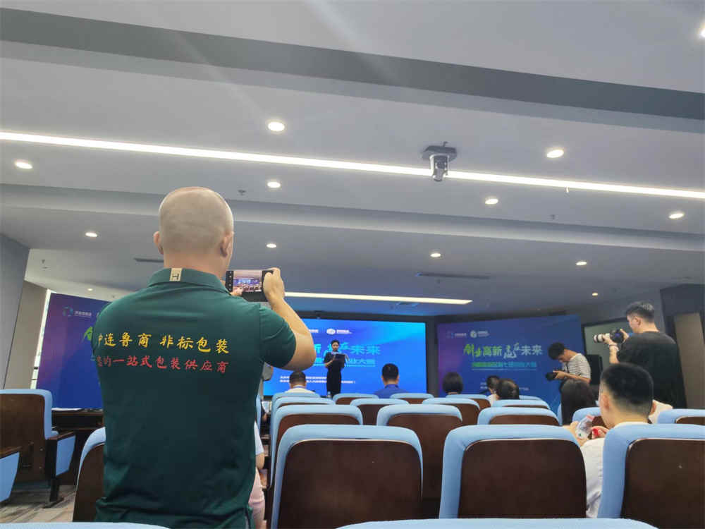 Système de transport, d'emballage et de palettisation automatique de matériaux de construction formés à froid (plaques profilées) haut de gamme non standard High-end non-standard cold-formed (profiled plate) building materials automatic conveying, packaging and palletizing system