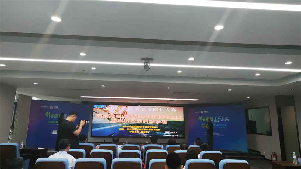 Système de transport, d'emballage et de palettisation automatique de matériaux de construction formés à froid (plaques profilées) haut de gamme non standard High-end non-standard cold-formed (profiled plate) building materials automatic conveying, packaging and palletizing system